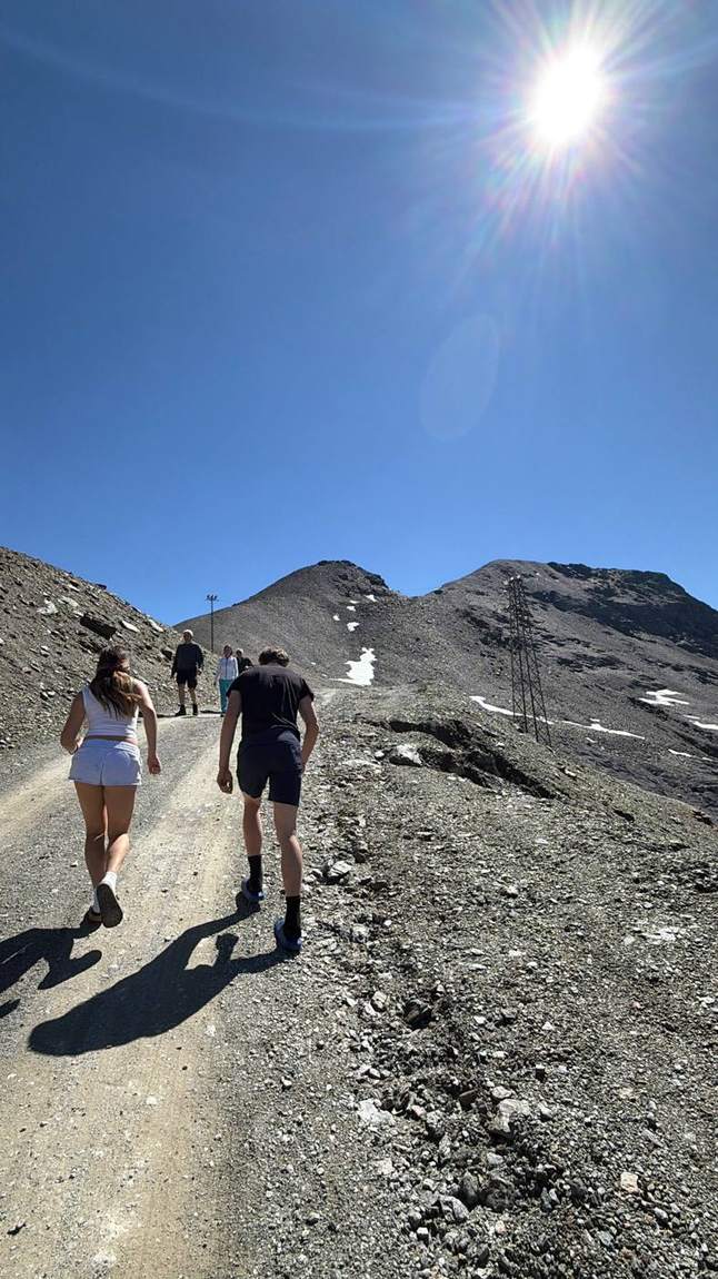 Montée à pied sur un chemin de montagne en Italie
