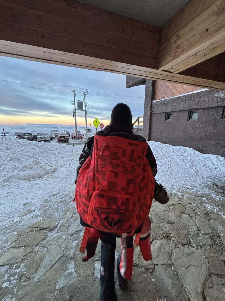 Arrivée au chalet au Chili avec un sac rouge
